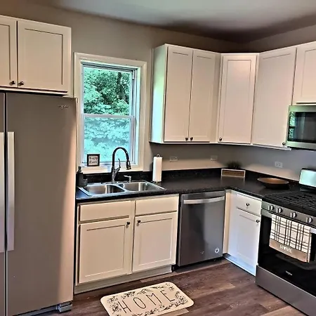 Beautiful Updated Home Near Great Lakes Naval Base