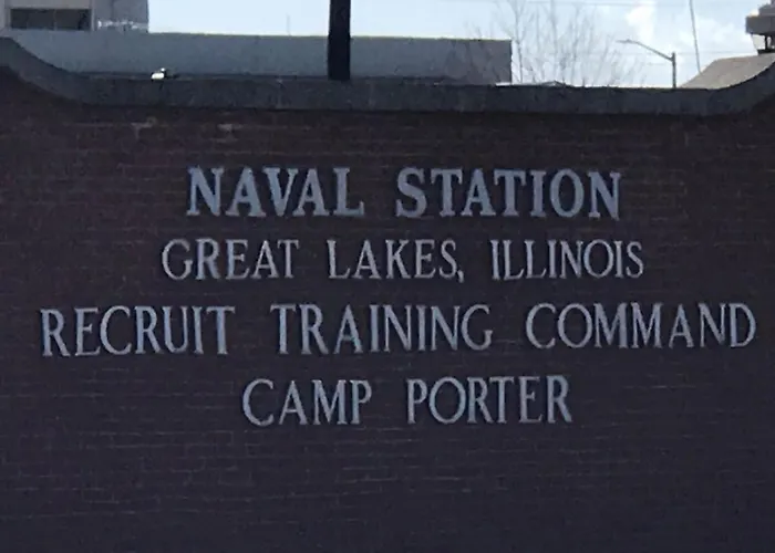 Beautiful Updated Near Great Lakes Naval Base Holiday home