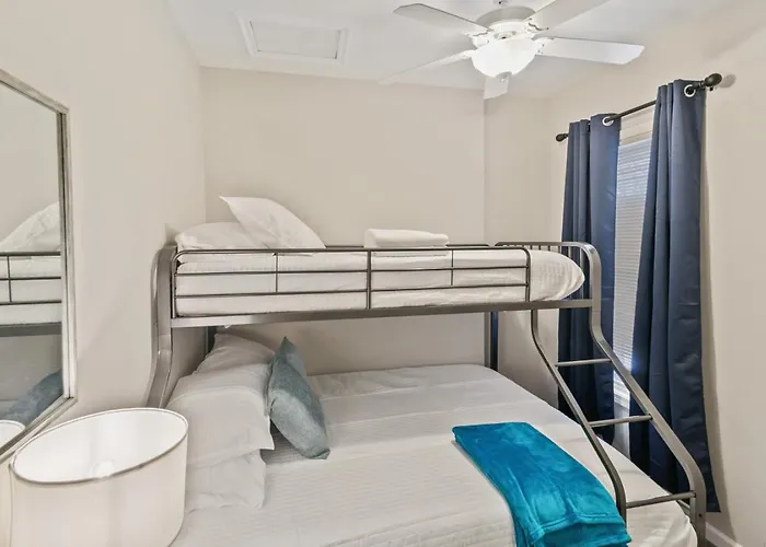 Beautiful Updated Near Great Lakes Naval Base *