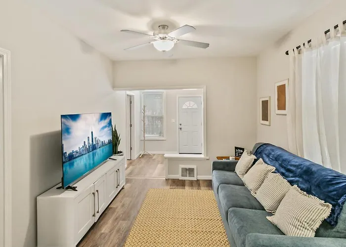 Beautiful Updated Near Great Lakes Naval Base * Waukegan