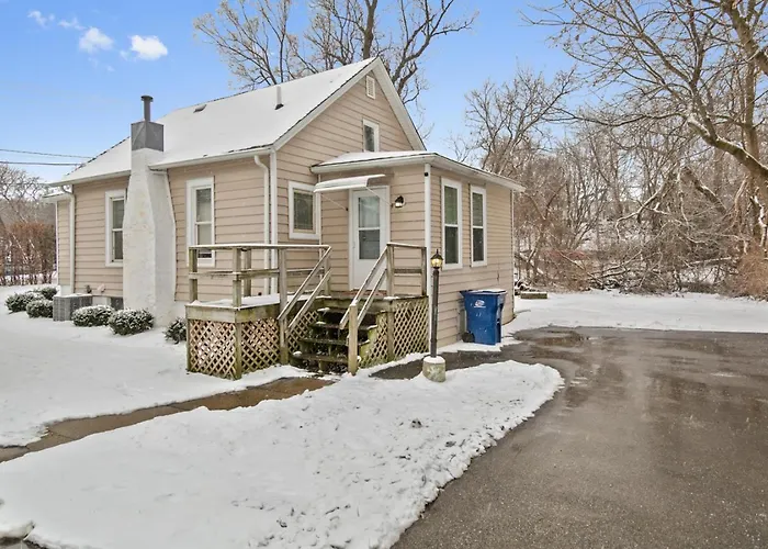 Beautiful Updated Near Great Lakes Naval Base *