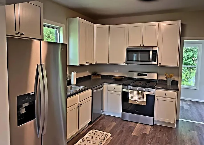 Beautiful Updated Near Great Lakes Naval Base *